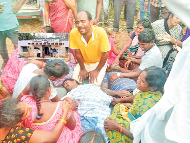 డ్రైనేజీ గుంతలో పడి ఇద్దరు కూలీలు మృతి.. మున్సిపల్‌ కమిషనర్‌పై వేటు