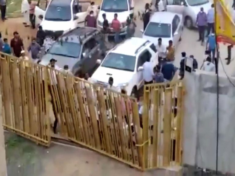 టీడీపీ కార్యాలయానికి పోలీసుల నోటీసులు