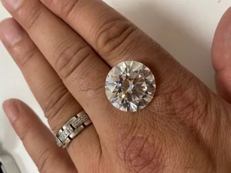 ప్లాస్టిక్ రాయి అనుకొని పారేద్దామ‌నుకుంది… వ‌జ్రం అని తెలిసి…