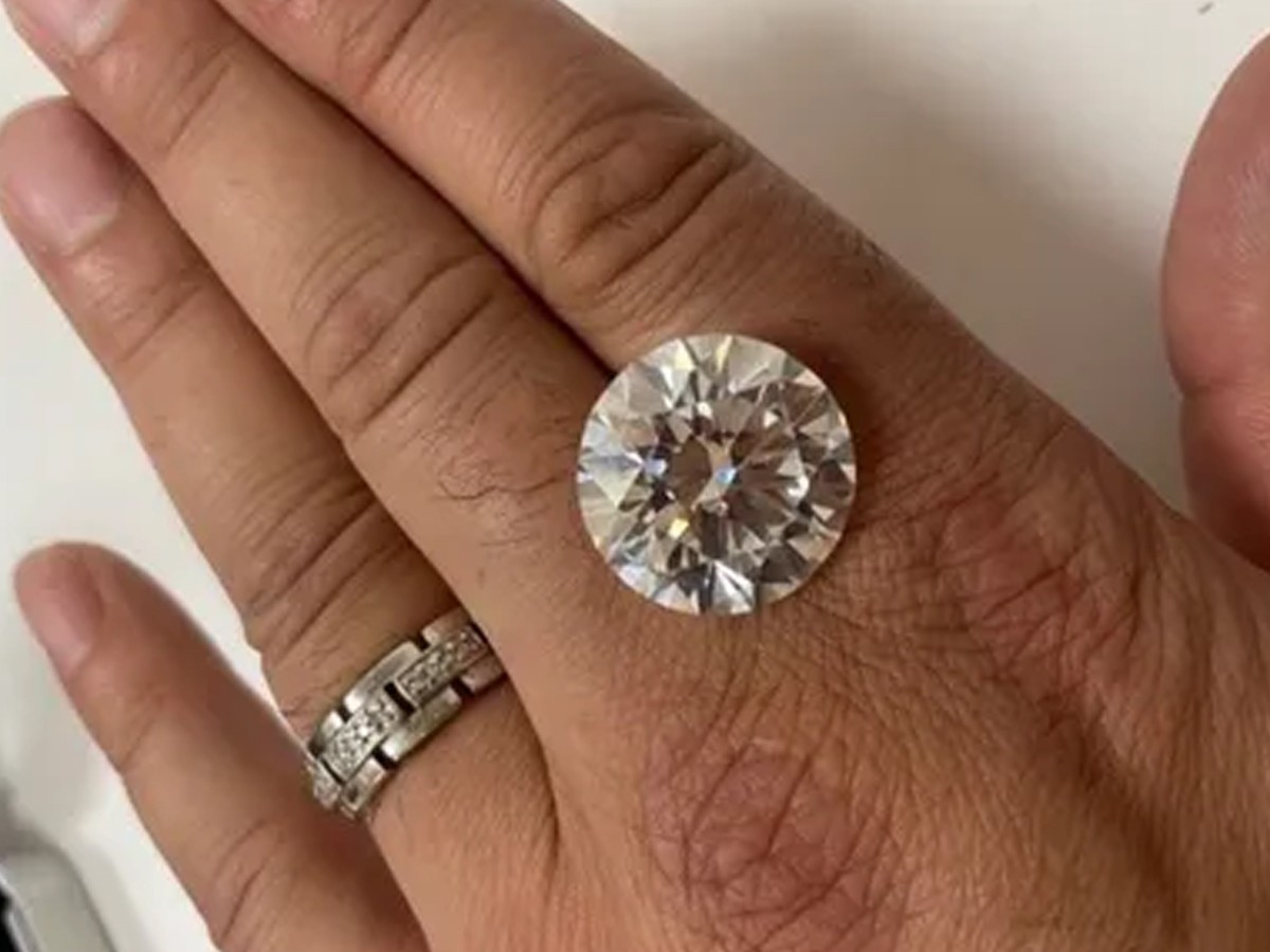 ప్లాస్టిక్ రాయి అనుకొని పారేద్దామ‌నుకుంది… వ‌జ్రం అని తెలిసి…