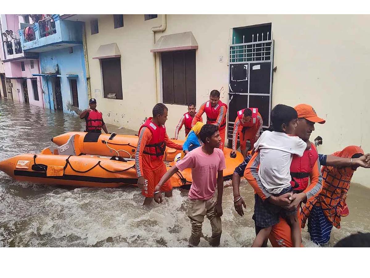 కొండచరియలు విరిగి పడి 52 మంది మృతి