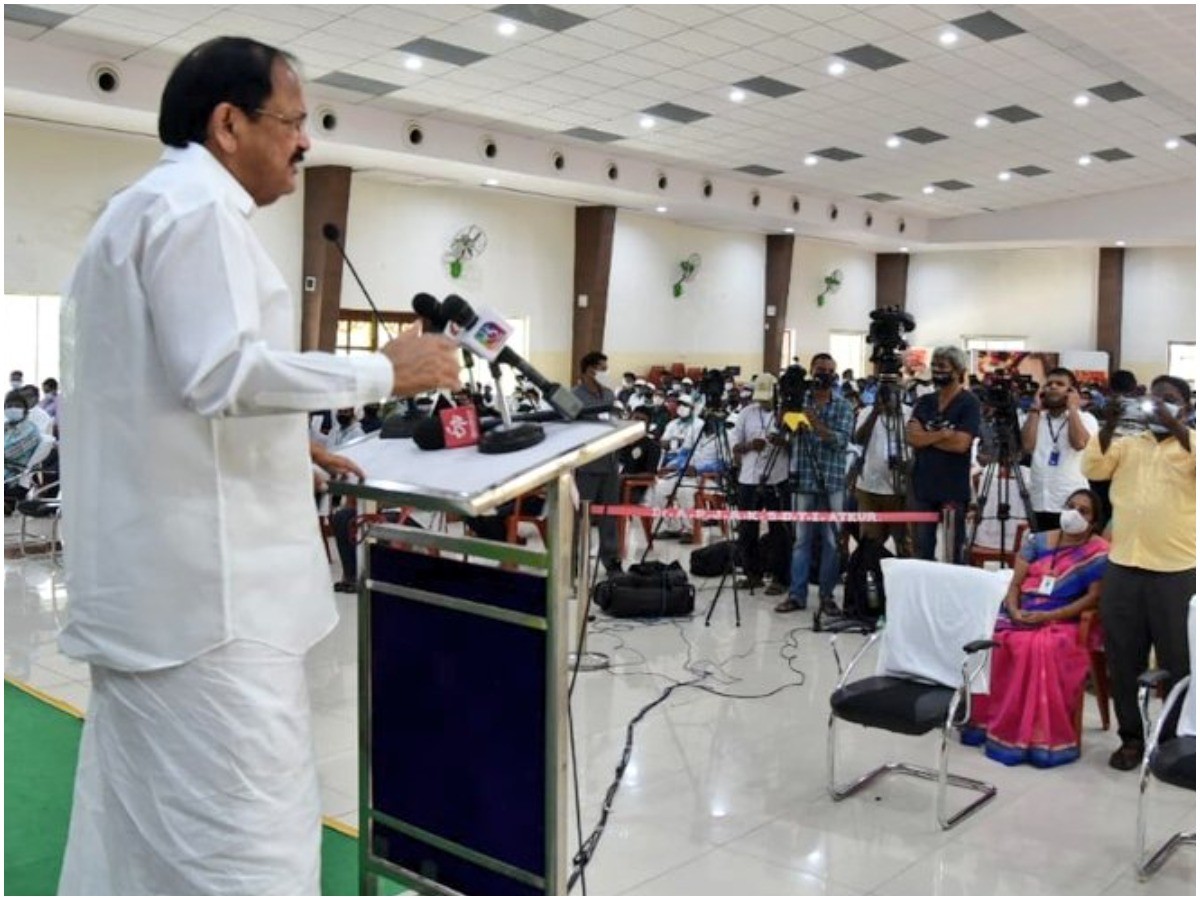 చట్టసభల్లో నేతల ప్రవర్తనపై వెంకయ్య ఆవేదన