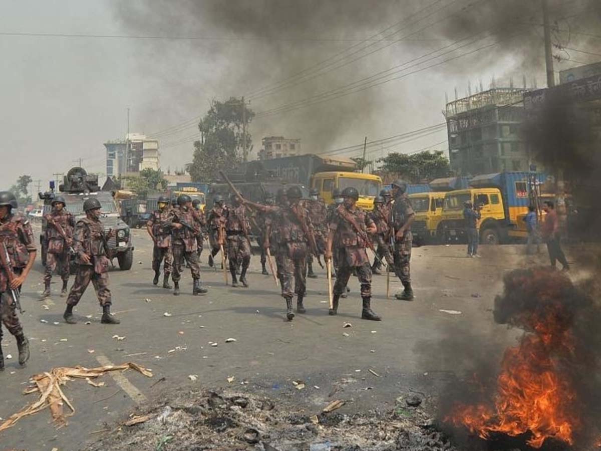 బంగ్లాలో చ‌ల్లార‌ని హింస‌:  29 ఇళ్లకు నిప్పు…