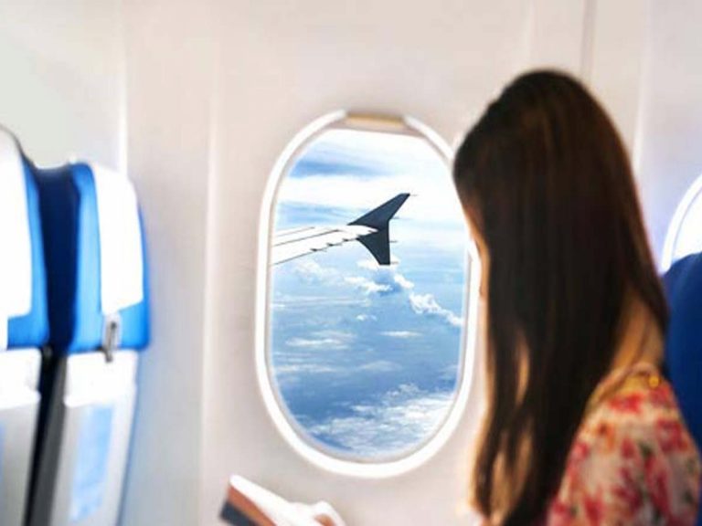 విమానంలో కిటికీలు అండాకారంలో ఎందుకు ఉంటాయో తెలుసా?
