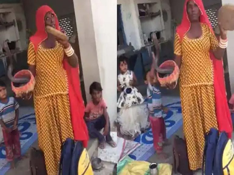 వ్యాక్సిన్ వేయించుకోమంటే…పామును తీసుకొచ్చి భ‌య‌పెట్టారు.. చివ‌ర‌కు…