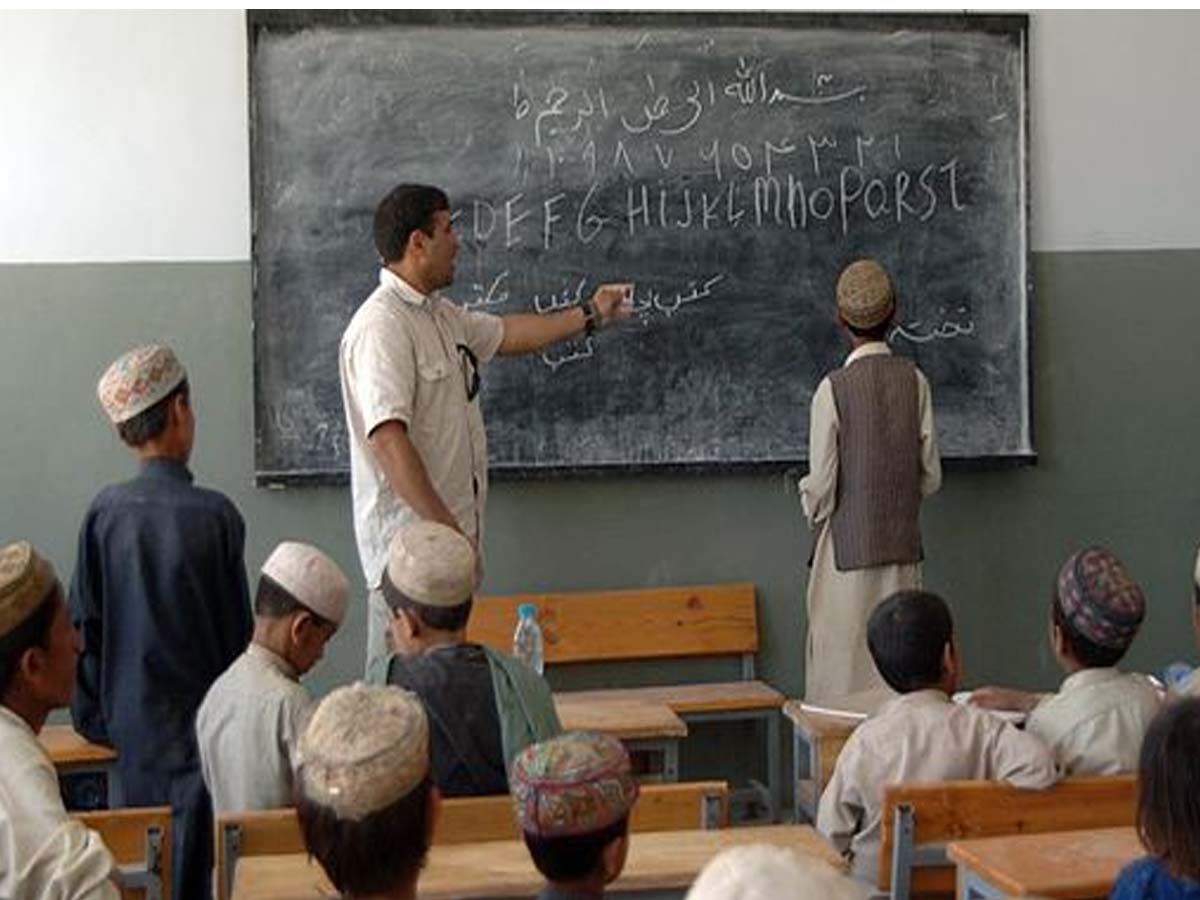 ఆఫ్ఘన్ లో రోడ్డున పడ్డ టీచర్లు