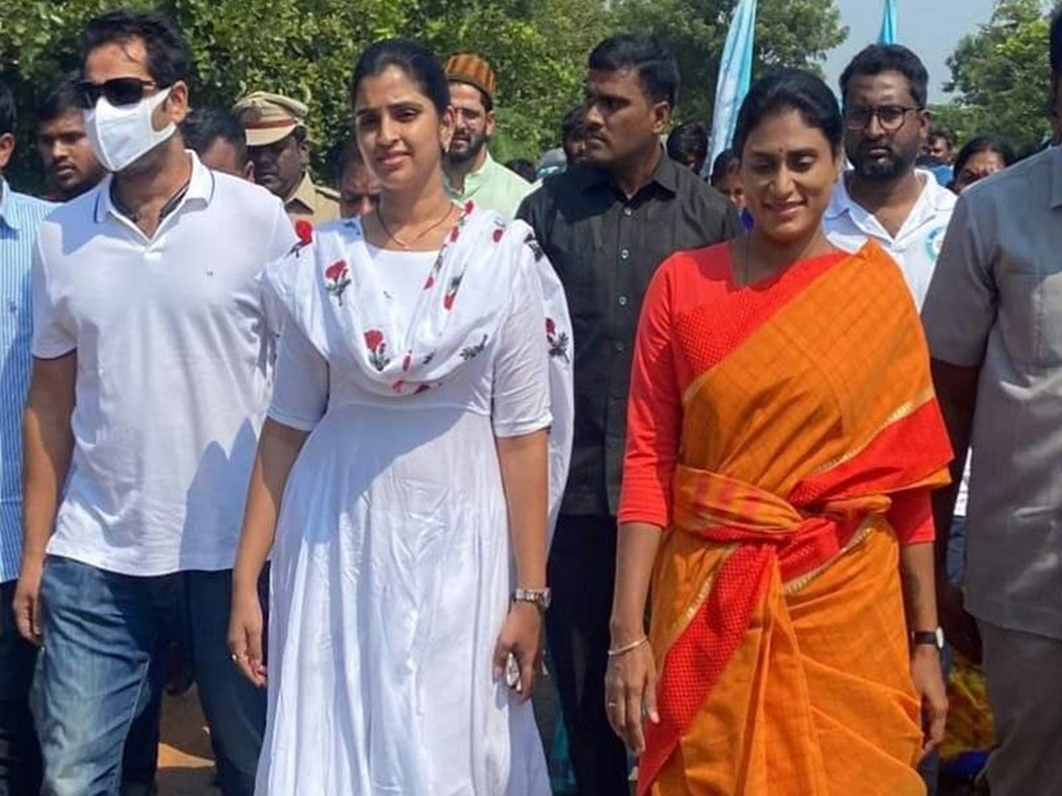 షర్మిల పాదయాత్రలో పాల్గొన్న ప్రముఖ యాంకర్