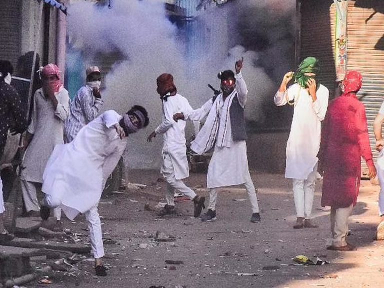 మధ్యప్రదేశ్‌లో చెలరేగిన అల్లర్లు