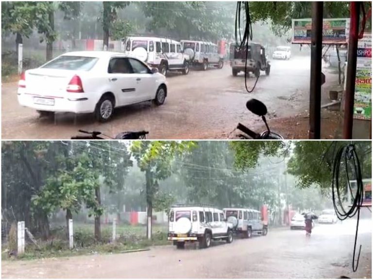 బద్వేల్‌ కలసపాడులో భారీ వర్షం.. విధుల్లో పోలింగ్ సిబ్బంది