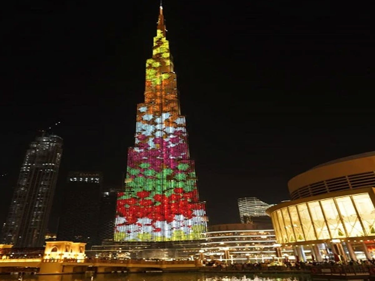 బుర్జ్ ఖలీఫాపై అట్టహాసంగా బతుకమ్మ ప్రదర్శన