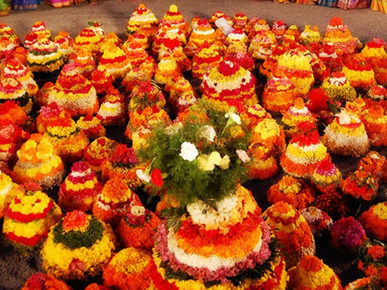 రేపు దుబాయ్ బుర్జ్ ఖలీఫాపై బతుకమ్మ