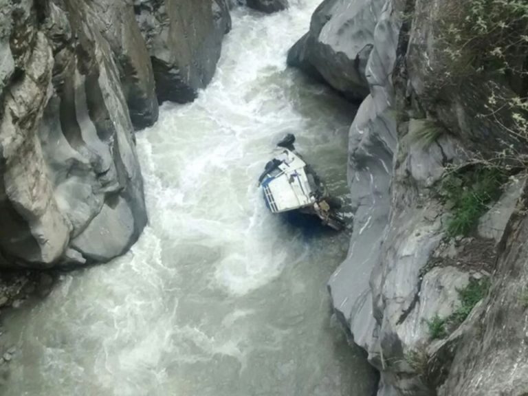 దారుణం : ఉత్తరాఖండ్‌లో లోయలో పడిన బస్సు..