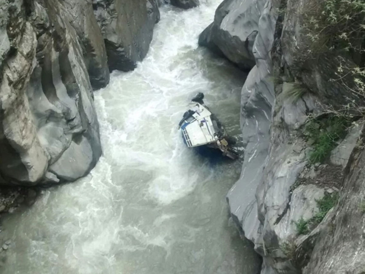 దారుణం : ఉత్తరాఖండ్‌లో లోయలో పడిన బస్సు..