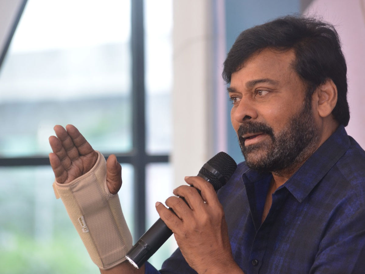 మెగాస్టార్ చిరంజీవి కుడి చేతికి సర్జరీ!