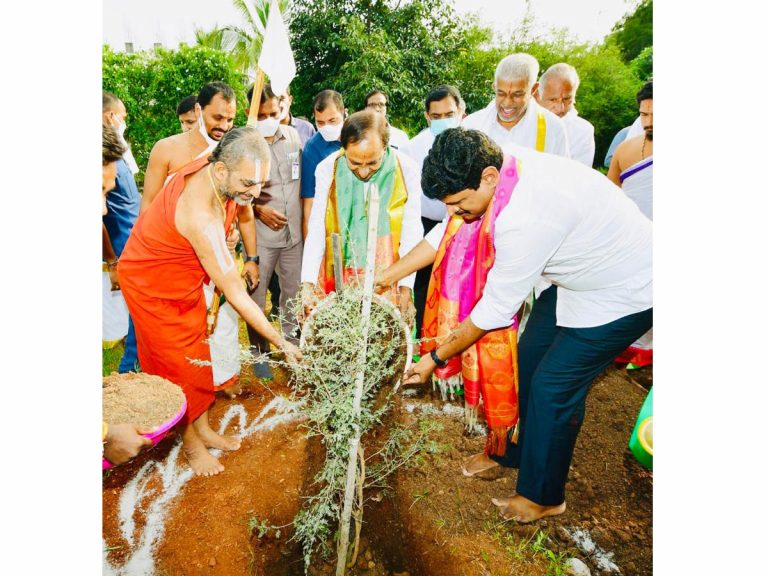 జమ్మి మొక్కను నాటిన సీఎం కేసిఆర్, చిన్నజీయర్ స్వామిజీ