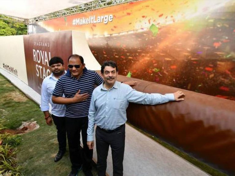 ప్రపంచంలోనే అతిపెద్ద క్రికెట్‌ బ్యాట్ మన ట్యాంక్‌ బండ్‌పైనే..