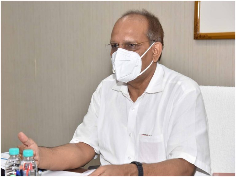 కరోనాను లైట్ తీసుకోవద్దు.. వ్యాక్సిన్ కంపల్సరీ