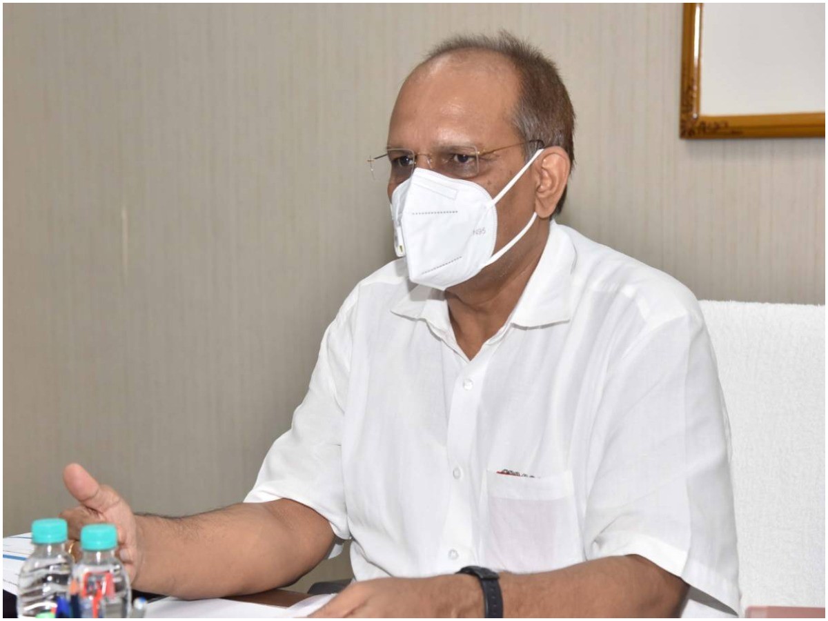 కరోనాను లైట్ తీసుకోవద్దు.. వ్యాక్సిన్ కంపల్సరీ