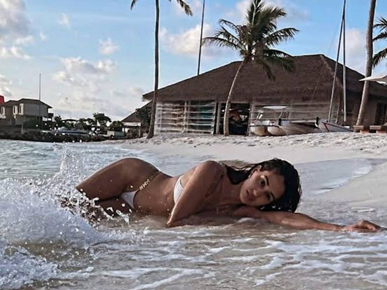 సీకే బ్యూటీ హాట్ బికినీ ట్రీట్.. ఎవరికోసమో ఈ విరహ వేదన..