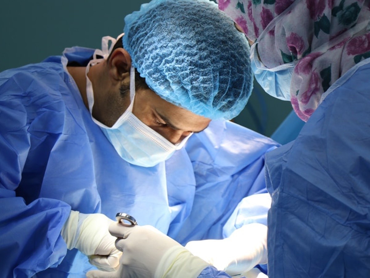 డాక్టర్ల నిర్లక్ష్యానికి పరాకాష్ట.. మహిళ వెన్నుపూసలో సూది, దారం