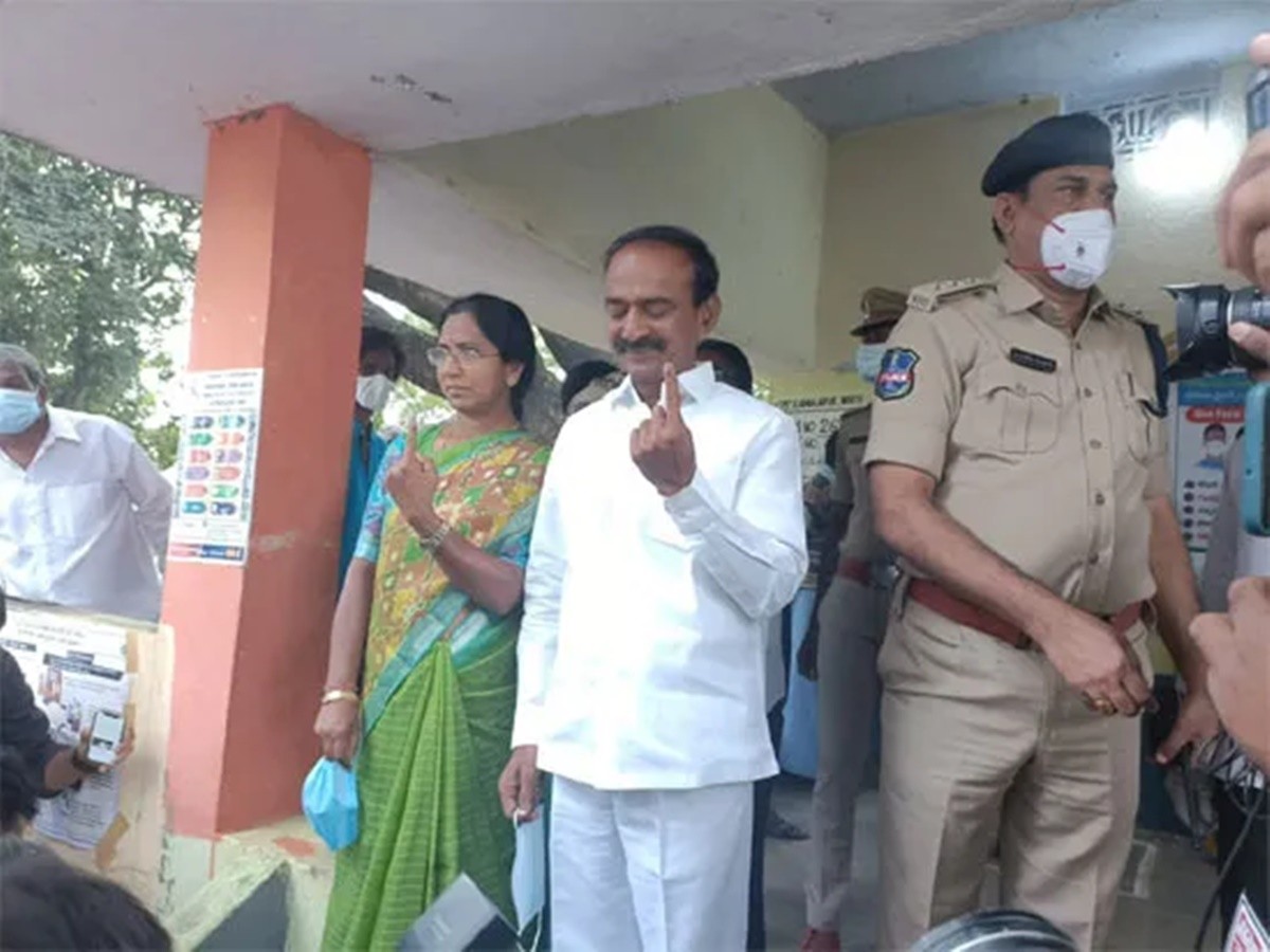 భార్యతో కలిసి ఓటు హక్కు వినియోగించుకున్న ఈటెల రాజేందర్