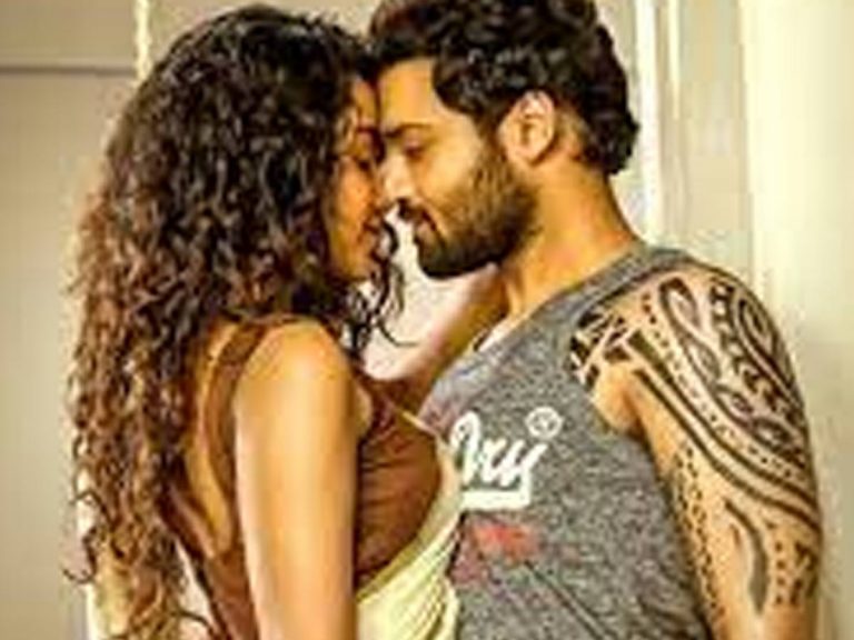 హద్దుమీరుతున్న అనుపమ.. ఏకంగా ఐదు లిప్ లాక్ లా..?