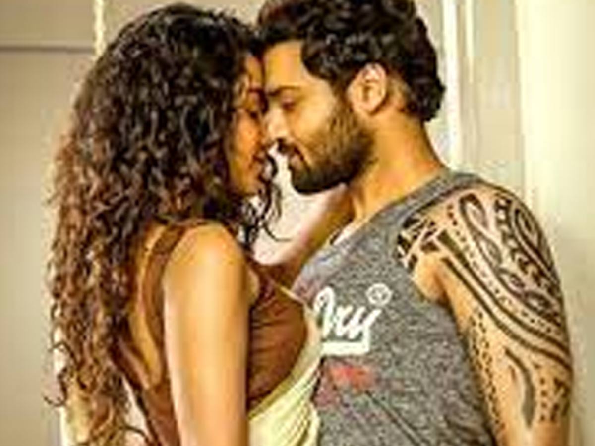 హద్దుమీరుతున్న అనుపమ.. ఏకంగా ఐదు లిప్ లాక్ లా..?