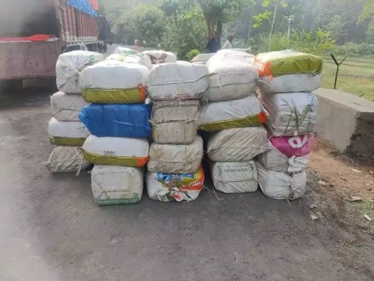 Ganjai In Car: పల్టీ కొట్టిన కారు.. అందులో ఏముందంటే?