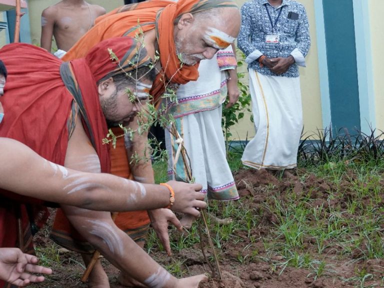 గ్రీన్ ఇండియా చాలెంజ్ లో పాల్గొన్న విశాఖ శ్రీ శారదా పీఠాధిపతులు