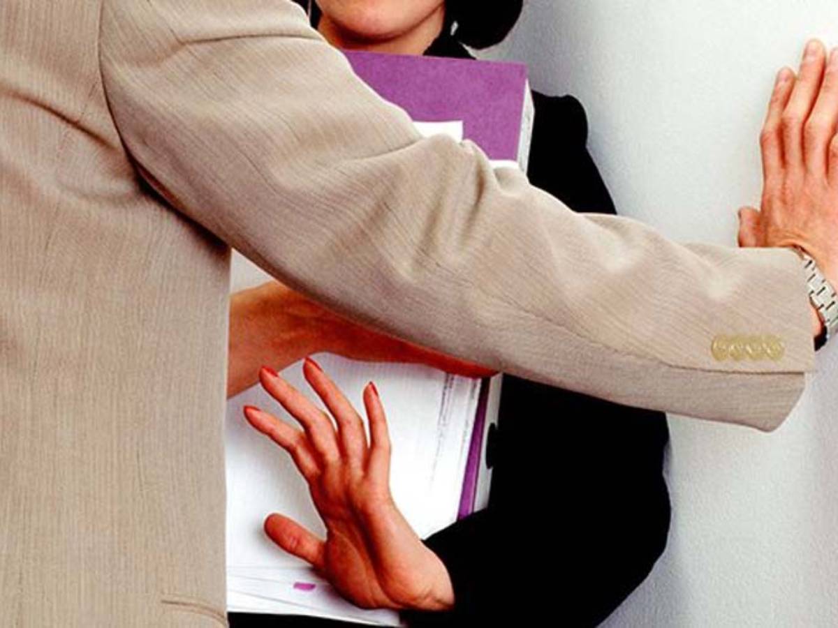 కోరిక తీర్చాలంటూ మహిళా ఉద్యోగిని వేధించిన సబ్‌ రిజిస్ట్రార్‌