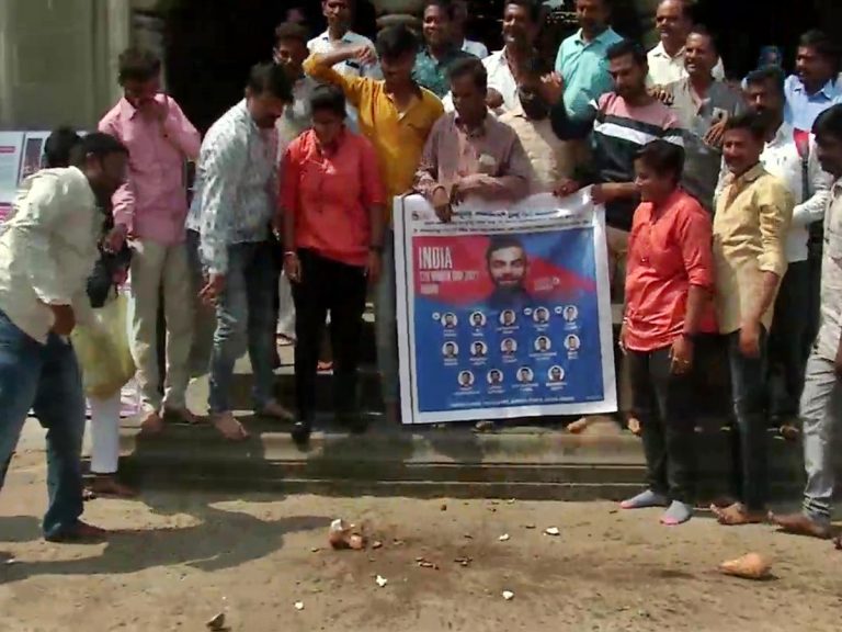 పాక్‌పై భారత్ గెలవాలంటూ అభిమానుల ప్రత్యేక పూజలు