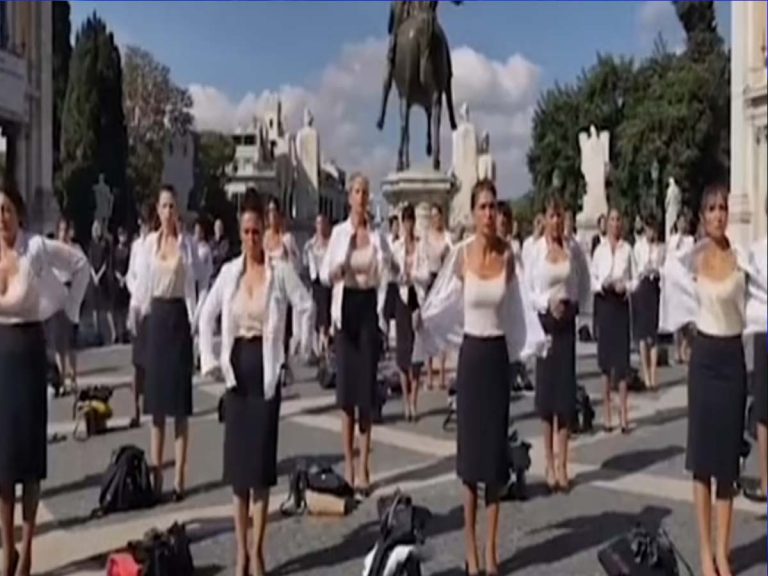 ఇటలీ ఎయిర్‌ హోస్టెస్‌ అర్ధనగ్న నిరసనలు.. కారణమేంటో తెలుసా..?