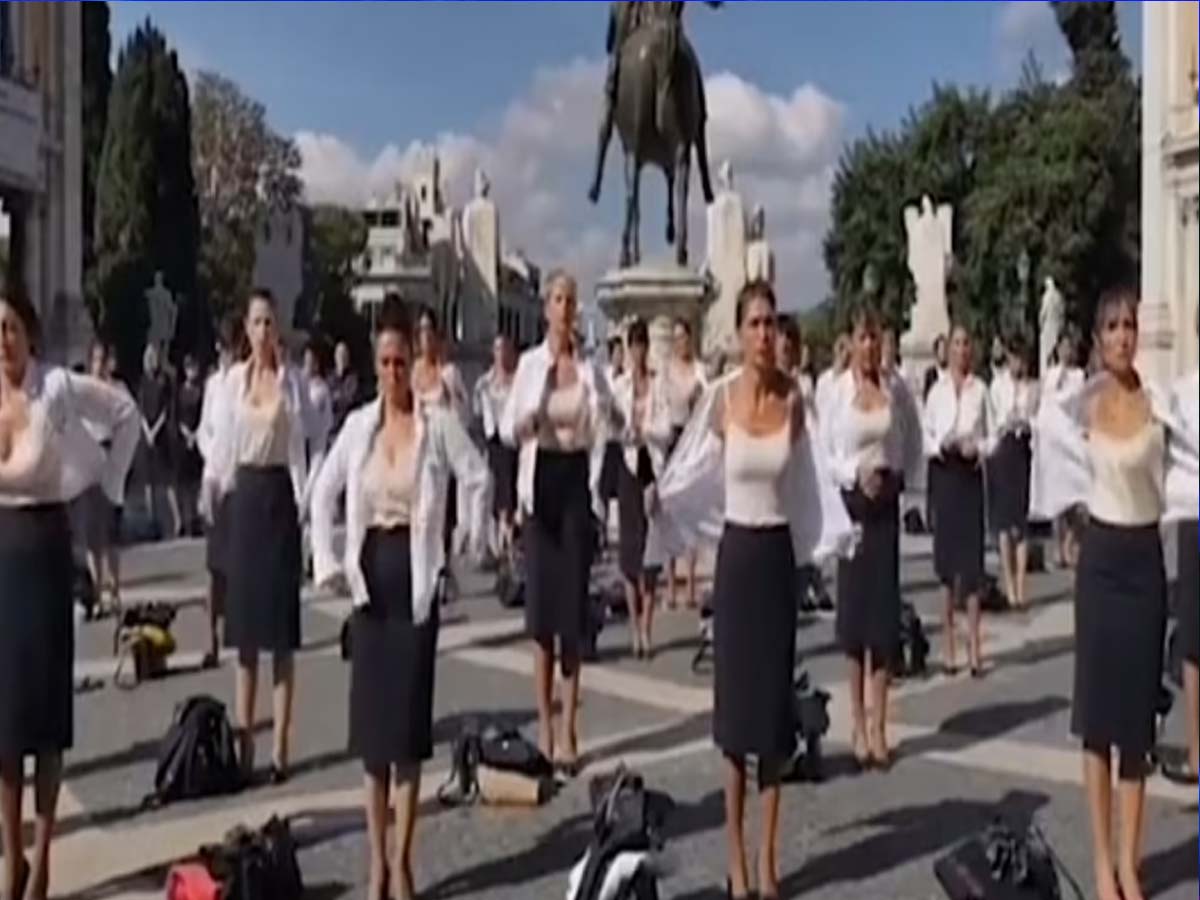 ఇటలీ ఎయిర్‌ హోస్టెస్‌ అర్ధనగ్న నిరసనలు.. కారణమేంటో తెలుసా..?