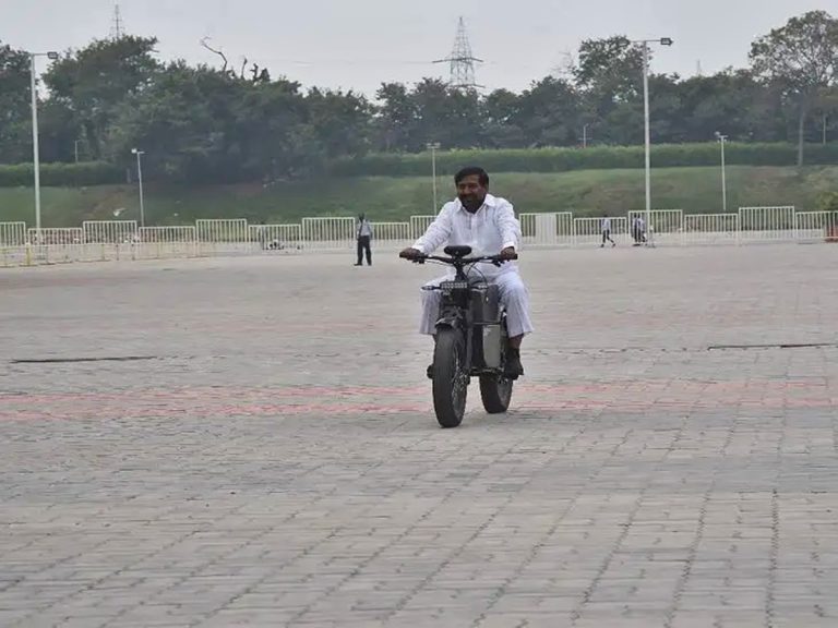 వైరల్ అవుతున్న ఫోటో… ఎలక్ట్రిక్ బైక్ నడిపిన మంత్రి జగదీష్‌రెడ్డి