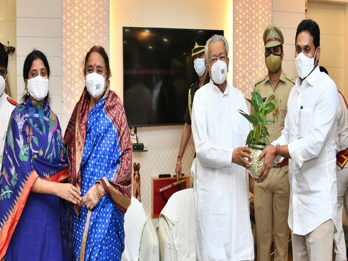 సతీసమేతంగా గవర్నర్‌ను కలిసిన సీఎం జగన్.. కీలక అంశాలపై చర్చ