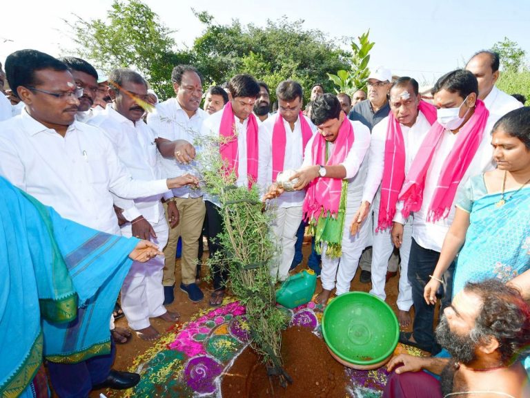 కీసరగుట్ట ఆలయ ప్రాంగణంలో జమ్మి చెట్టును నాటిన మంత్రులు…