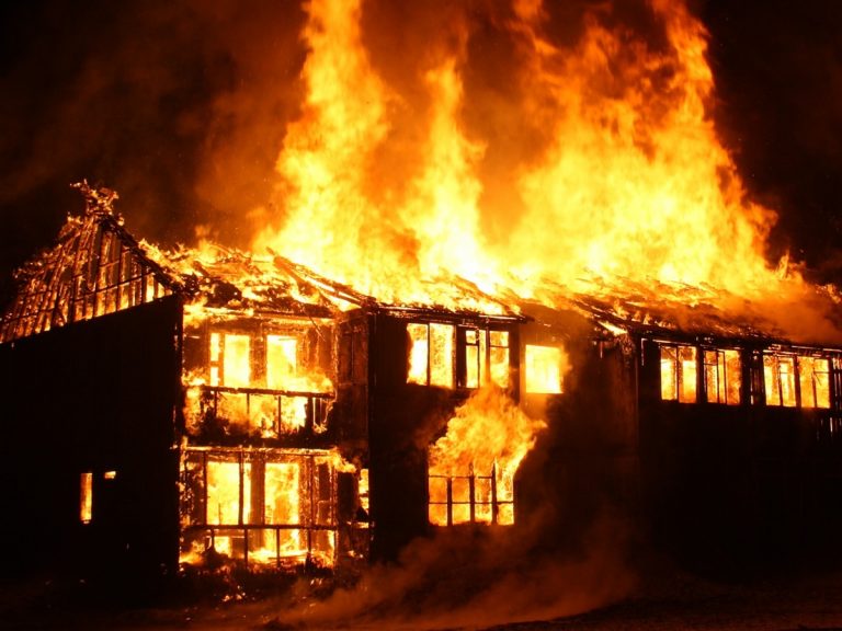 ప్రేమ మత్తు.. యువతి ఇంటిని తగులబెట్టిన యువకుడు