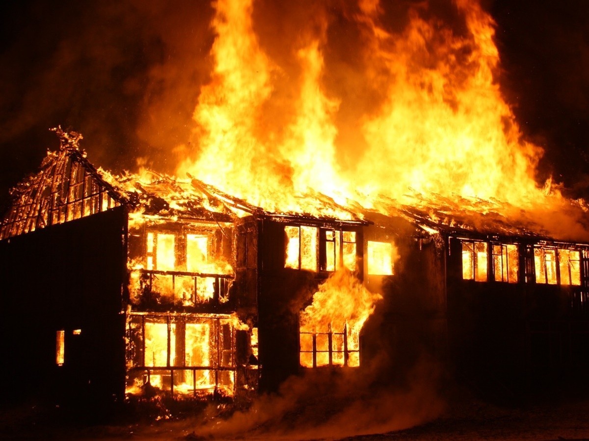 ప్రేమ మత్తు.. యువతి ఇంటిని తగులబెట్టిన యువకుడు