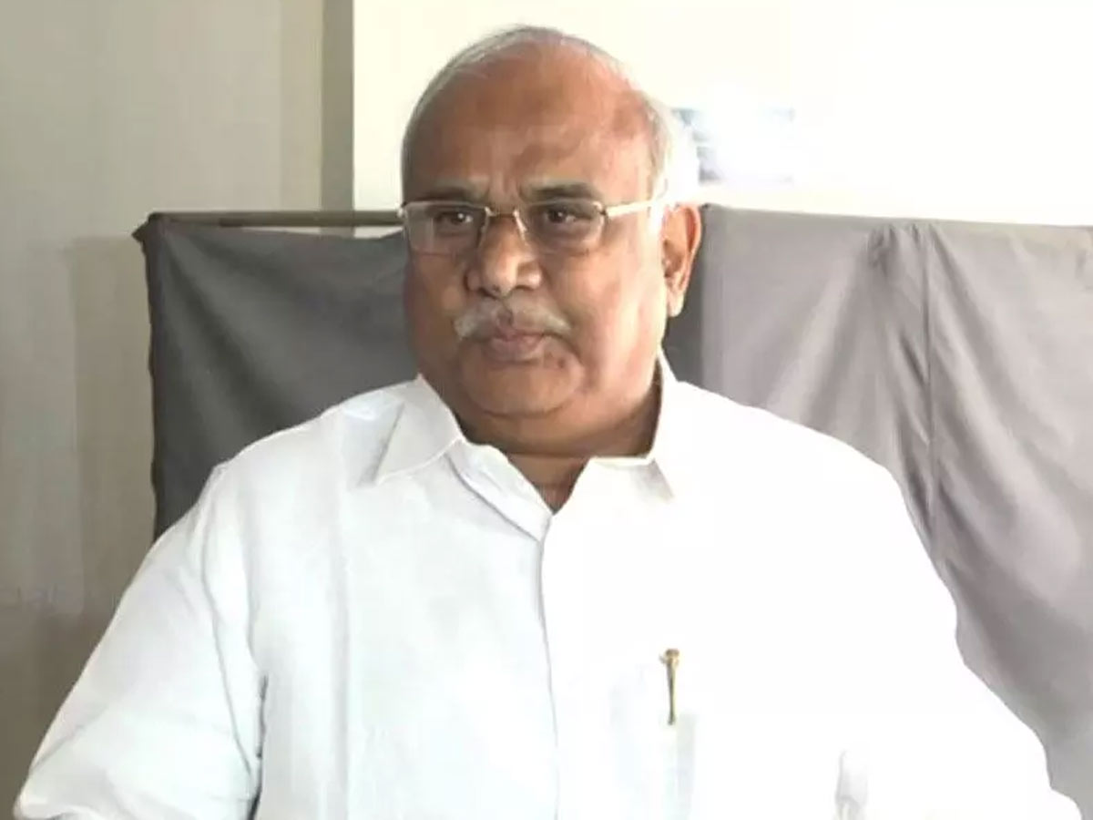 Mp Kanakamedala Ravindra: విద్యార్ధుల్ని త్వరగా తరలించాలి