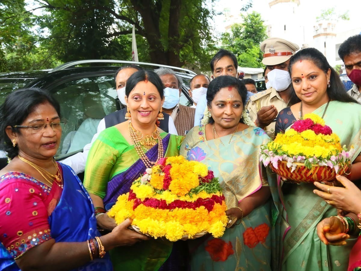 బతుకమ్మ వేడుకల్లో పాల్గొన్న తెలంగాణ గవర్నర్, ఎమ్మెల్సీ కవిత