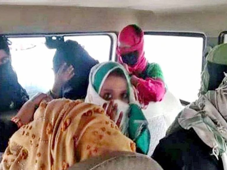 కూకట్ పల్లిలో వ్యభిచార దందా.. పట్టుబడ్డ ఆ నలుగురు!!