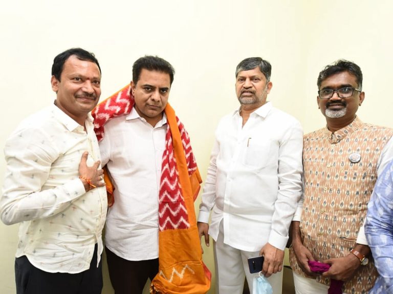 దేశం గర్వించదగ్గ చేనేత కళాకారులు మన రాష్ట్రం సొంతం : కేటీఆర్