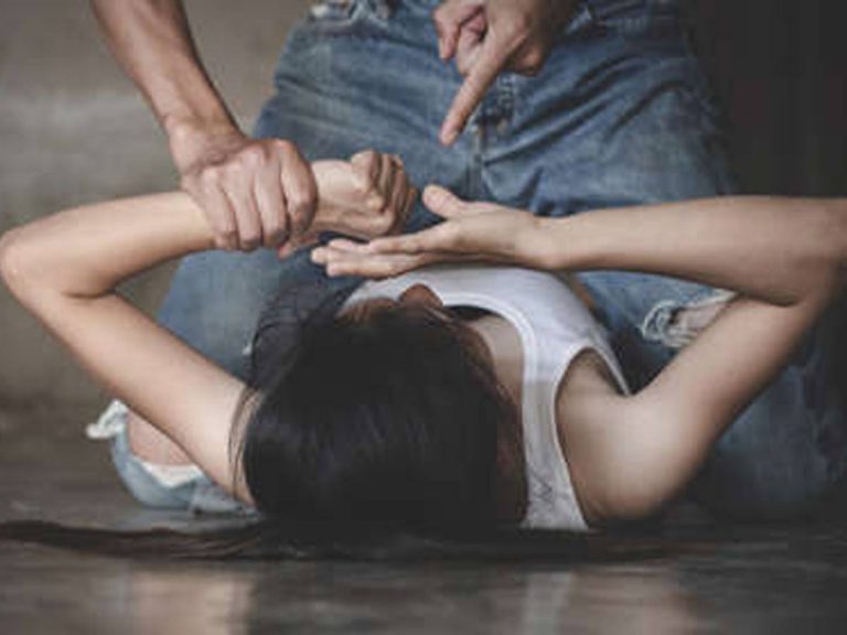 ఛీఛీ.. ఎంత నీచం.. ఏడాదిగా కూతురిని రేప్ చేస్తున్న తండ్రి.. ఏంటని అడిగిన భార్యను