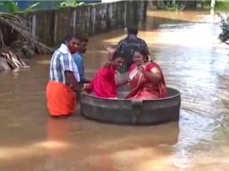 వరద నీటిలో వధూవరుల పడవ ప్రయాణం.. ఫోటోలు వైరల్