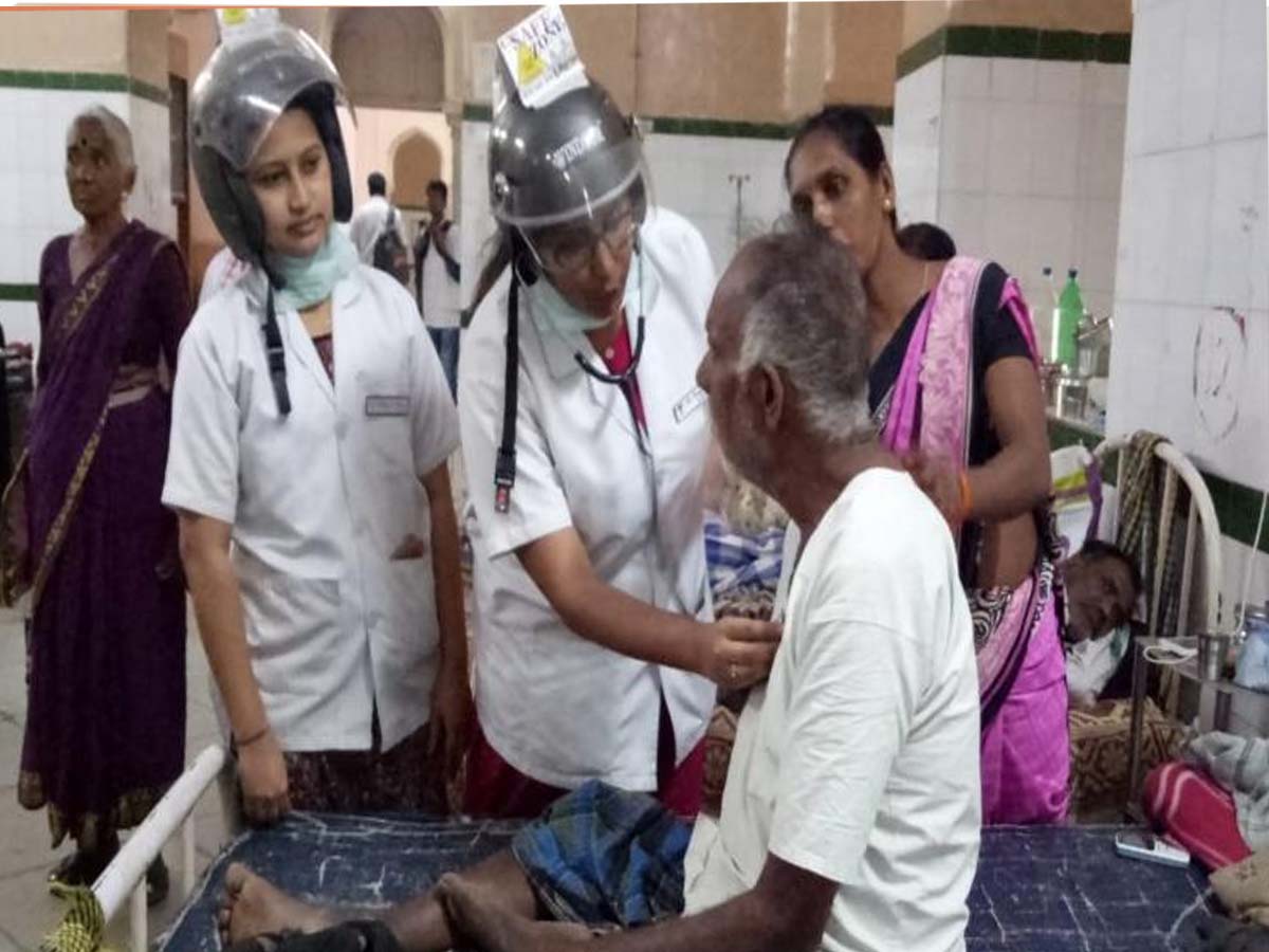 హెల్మెట్లతో వైద్యులు.. రక్షణ కోసమేనా..?