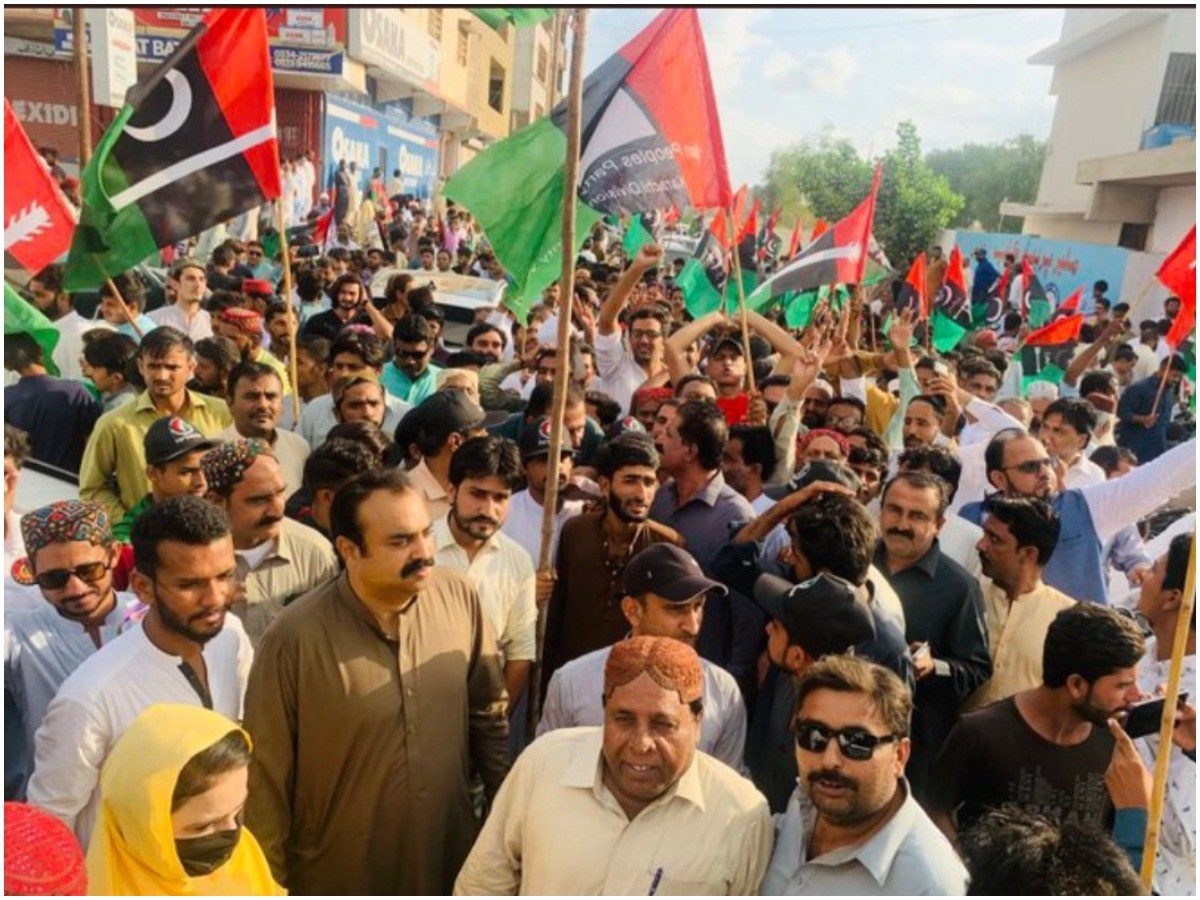 పాక్‌లో ఉద్రిక్తత.. ఇమ్రాన్ గద్దెదిగాలని నిరసనలు