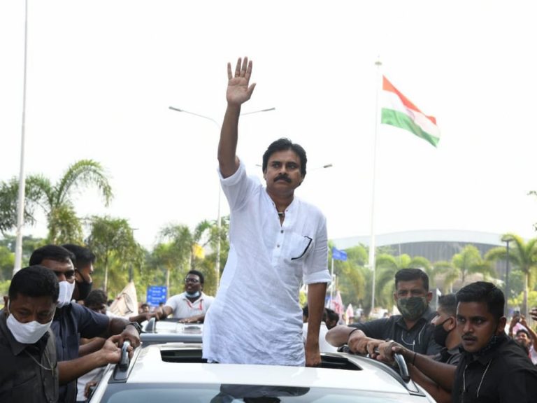 విశాఖకు చేరుకున్న జనసేనాని