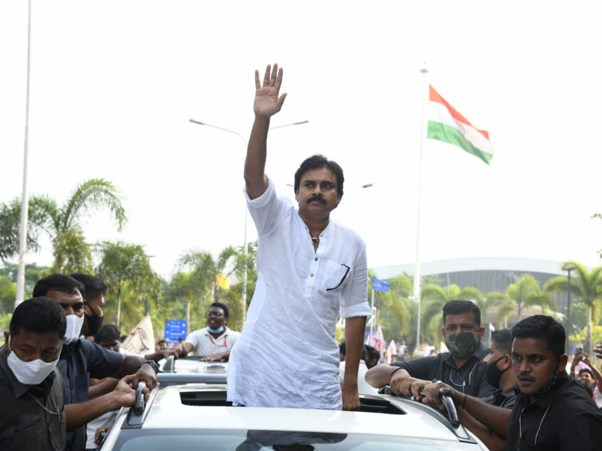 విశాఖకు చేరుకున్న జనసేనాని