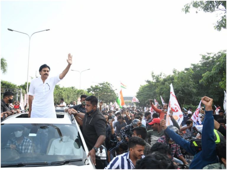 విశాఖలో పవన్ కళ్యాణ్ సందడి