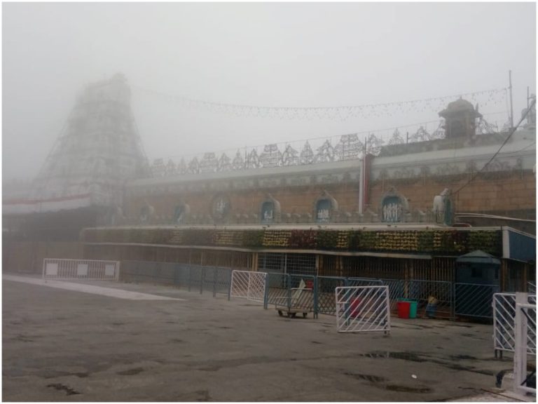 జోరువానలో తిరుమల.. భక్తుల ఆనందహేళ